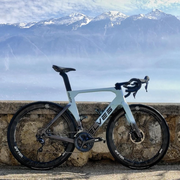 Image of Elves Falath EVO+ 2025 Frameset against mountain back drop